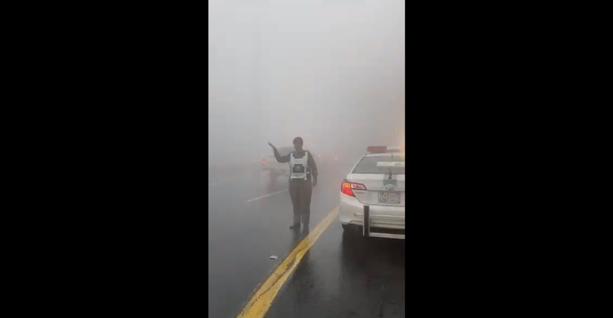 المرور السعودي يحذر من القيادة المتهورة في الضباب والأمطار الأخيرة