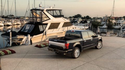 الشاحنات والكروس أوفر الجديدة كبيرة للغاية بالنسبة للجراجات وساحات الانتظار