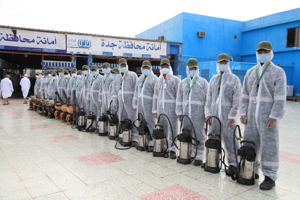 أمانة جدة تواصل تعقيم الطرق وأعمال السفلتة