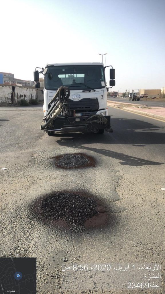 أمانة جدة تواصل أعمال اصلاح الطرق خلال الحظر