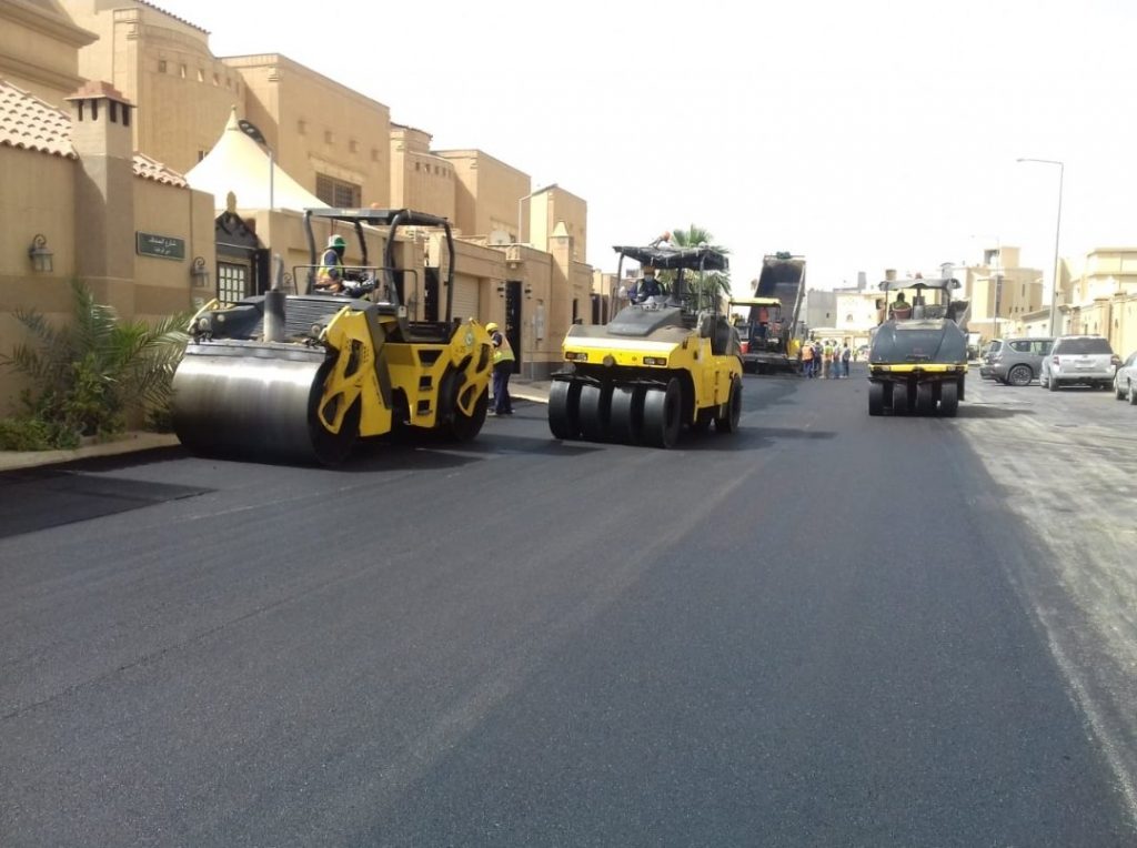 امانة الرياض تنفذ أعمال سفلتة وتطوير للطرق وتعقم 4.7 مليون متر من الطرق