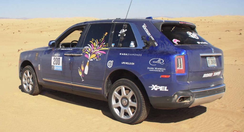 فيديو : قيادة سيارة رولزرويس كولينان عبر الصحراء ليست للجميع