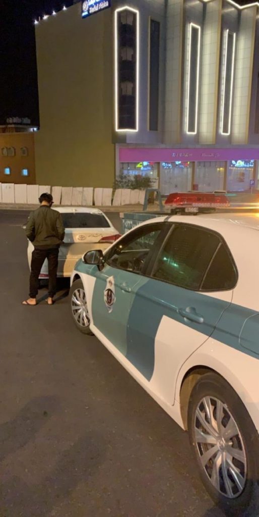 المرور السعودي يوجه نصائح ويقبض على شخص استعرض بالخروج بجسمه من سيارة