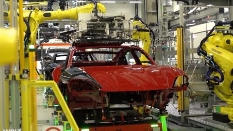 فيديو : جيش من الروبوتات يقوم بتصنيع بورشة تايكان الكهربائية