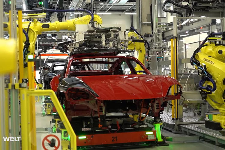 فيديو : جيش من الروبوتات يقوم بتصنيع بورشة تايكان الكهربائية