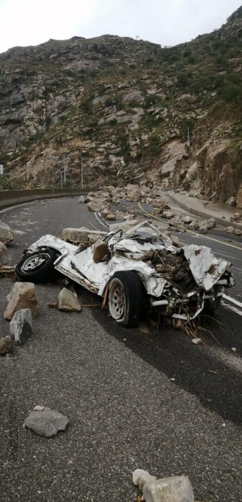فيديو : تساقط صخور فوق سيارة من قمة جبل في السعودية