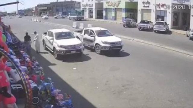 فيديو : سرقة سيارة سعودي وهو يقف بجوارها دون أن يشعر