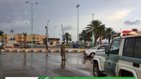 استمرار جهود رجال المرور السعودي بتوجيه المركبات خلال هطول الأمطار