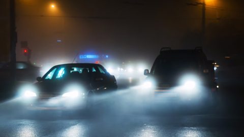 المرور السعودي يحدد الحالات التي يجب فيها اضاءة المركبات وغراماتها