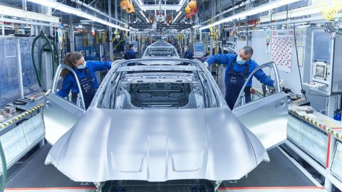 BMW M3 الجديدة 2021 تدخل الإنتاج في مصنع ميونيخ