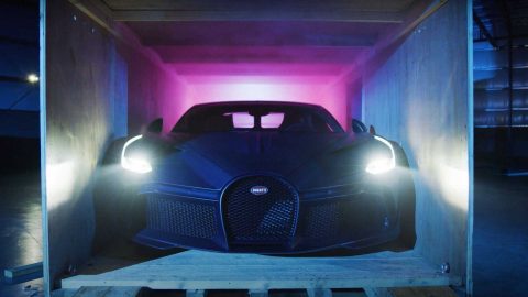 فيديو : الكشف عن بوجاتي ديفو بلون أزرق غير لامع داخل صندوق