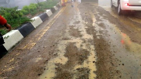 فتح الطرق أمام الحركة المرورية في الباحة بعد التعامل مع آثار الأمطار