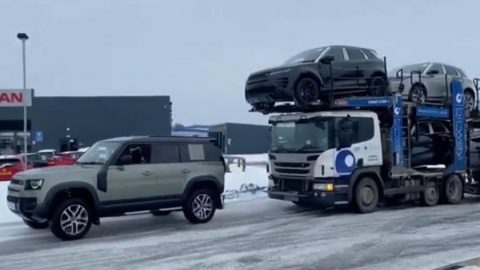 فيديو : سيارة لاندروفر ديفندر تسحب شاحنة بوزن 44 طن