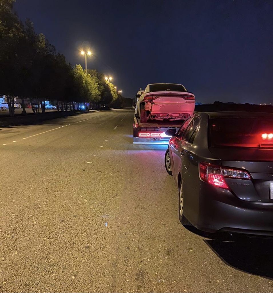 ضبط مفحط صدم سيارتين في جدة وعدد من الشاحنات المخالفة