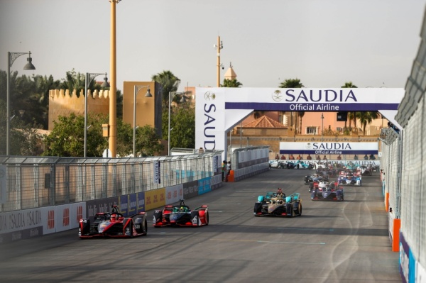 بعثة من الاتحاد البحريني للسيارات تتوجه للسعودية لدعم تنظيم فورمولا إي