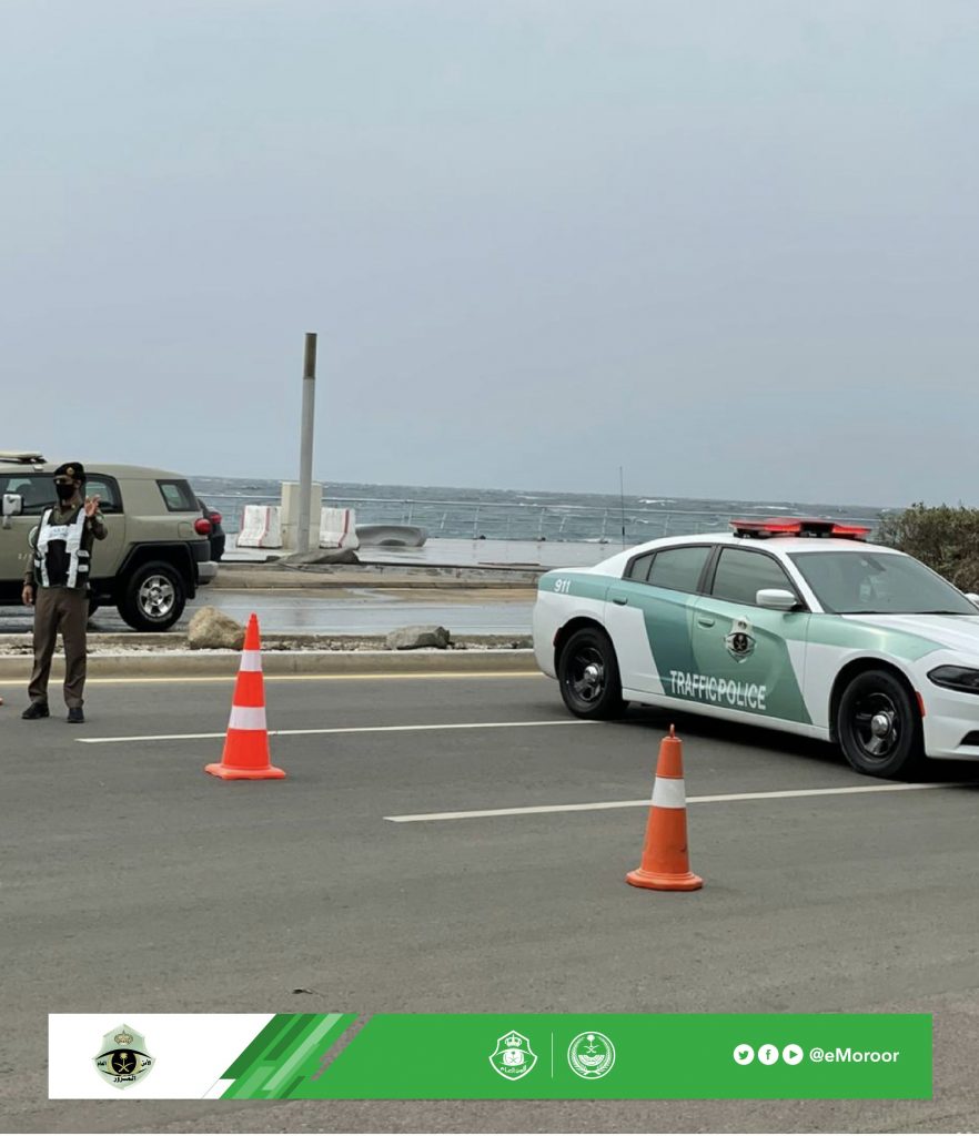 مرور جدة يحول الحركة من الواجهة البحرية بسبب ارتفاع موج البحر