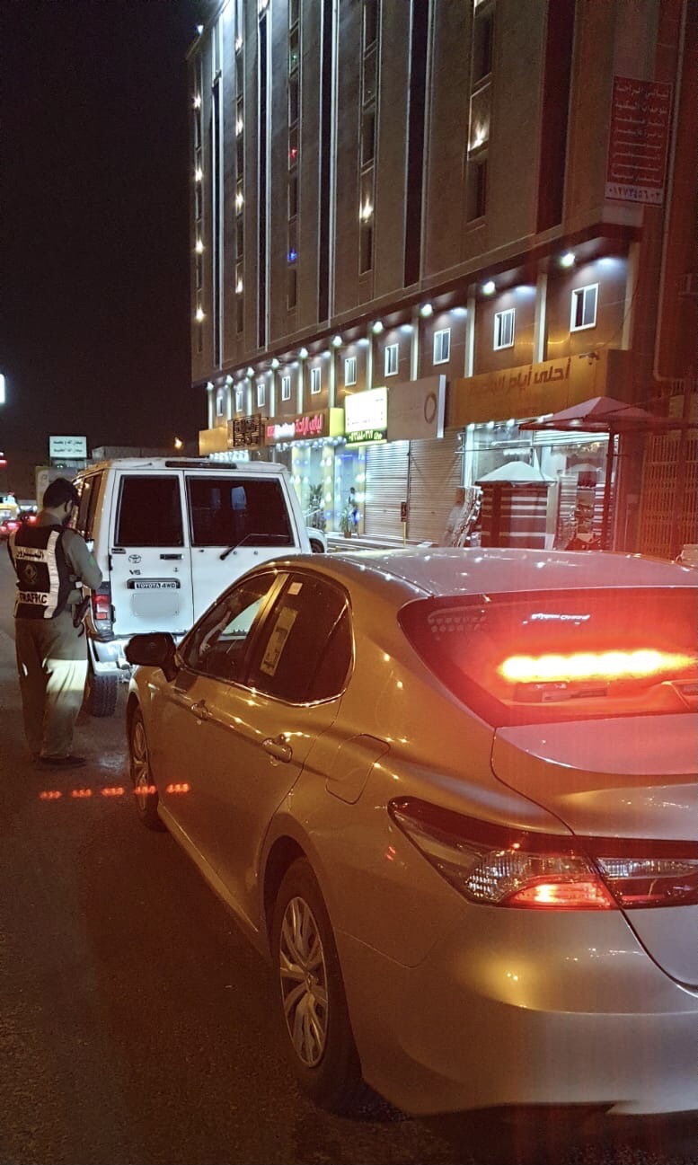 ضبط سيارتان في الجوف والطائف للسرعة العالية والسير بدون لوحات