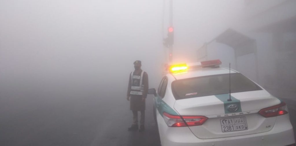مرور الباحة يحذر من القيادة في الضباب