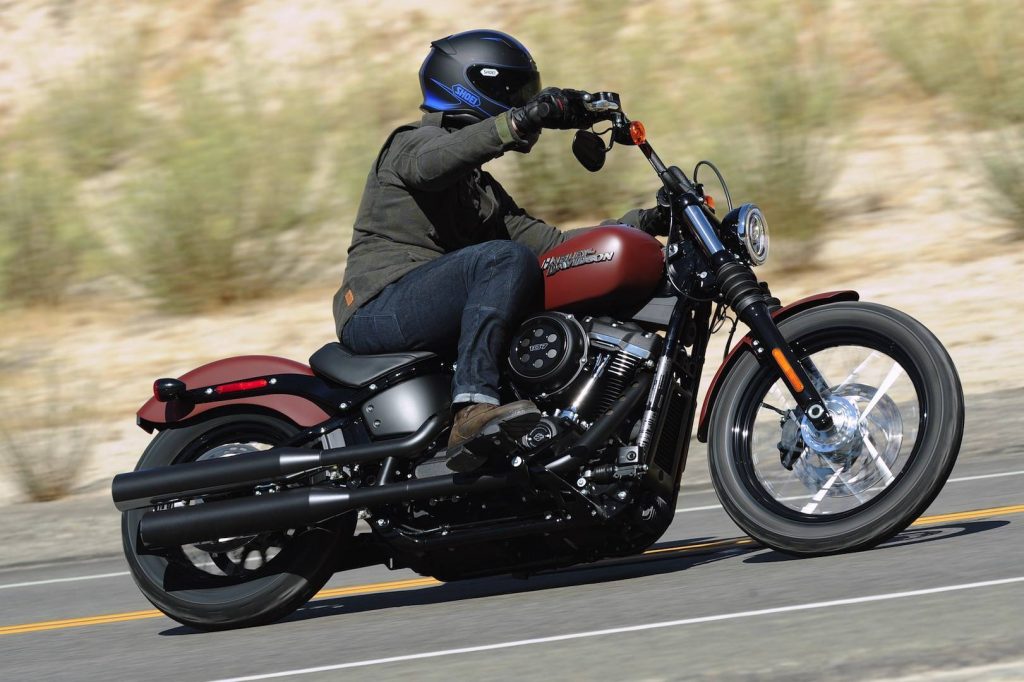 المرور يوجه بارتداء خوذات مطابقة لقائدي الدراجات الآلية