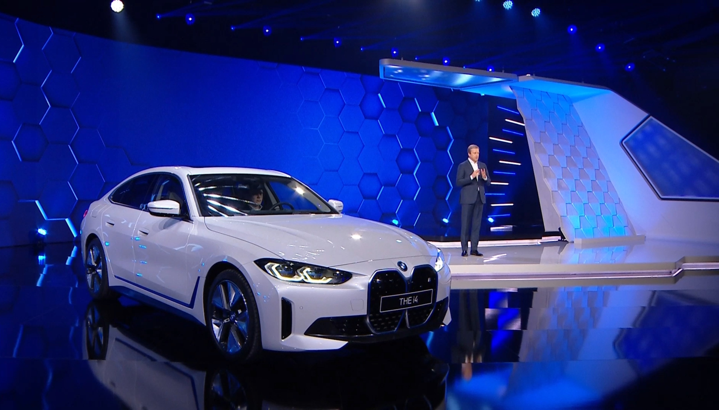 BMW i4 الكهربائية . . سيدان جديدة لمنافسة تسلا Model 3 بقوة 523 حصان