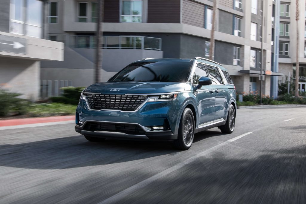 كيا كارنيفال 2021 الجديدة أقل من سعر كرايسلر باسيفيكا بـ 3000 دولار