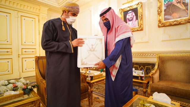 عمان والسعودية يبحثان التعاون في مجال رياضة السيارات والدراجات النارية