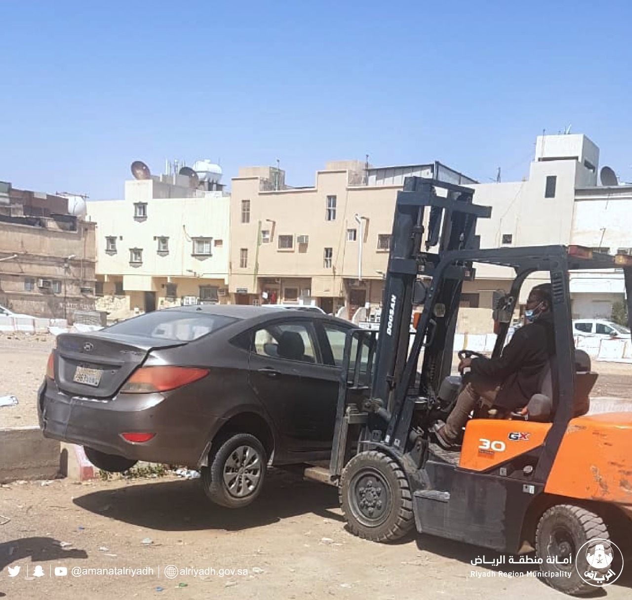 ازالة صبات خرسانية من طرق الرياض وتطهير أكثر من مليون متر طرق