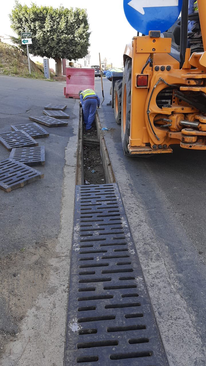 تنبيه من موجة أتربة في مكة وتنظيف خطوط تصريف الأمطار بالباحة