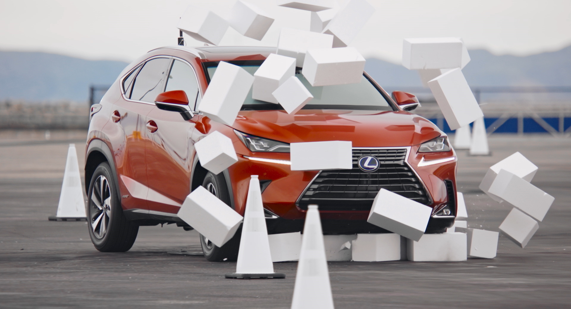 فيديو : لكزس تحجب رؤية السائقين لإظهار خطورة استخدام الهاتف خلال القيادة