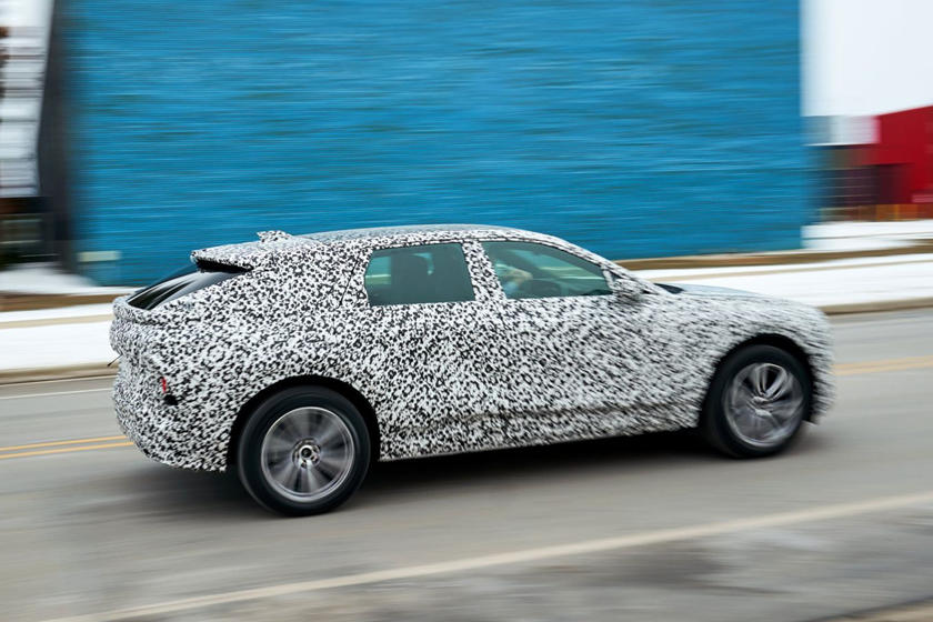 كاديلاك تختبر ليريك في نماذجها الأولية على الطرق