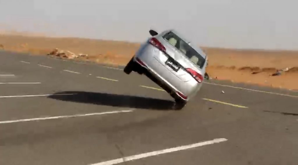 ضبط مواطن قاد سيارته على إطارين بالإضافة الي مفحطين ومخالفي عكس السير