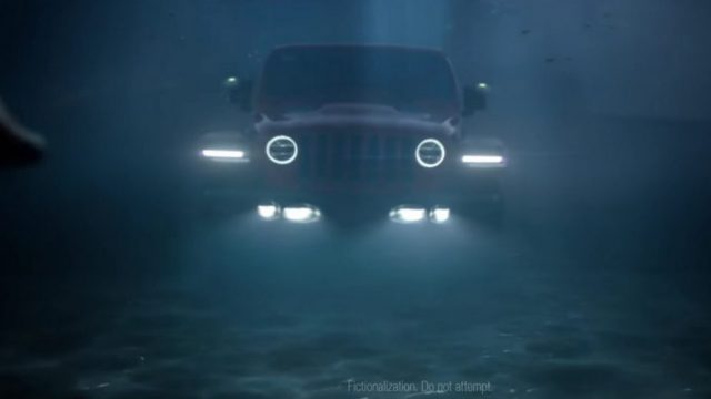 فيديو تشويقي : جيب رانجلر الكهربائية تسير تحت الماء