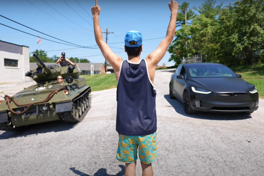 فيديو : لعبة شد الحبل بين تسلا Model X ودبابة !!