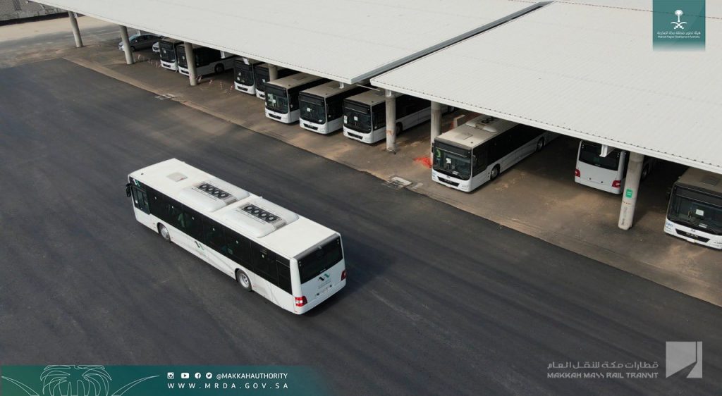 بدء الاختبارات التجريبية لحافلات النقل العام بمكة وأعمال تطوير للطرق في الرياض ومكة