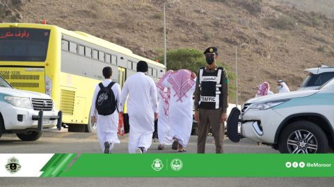صور للمرور السعودي في أول أيام الدراسة لضمان انسيابية الحركة المرورية