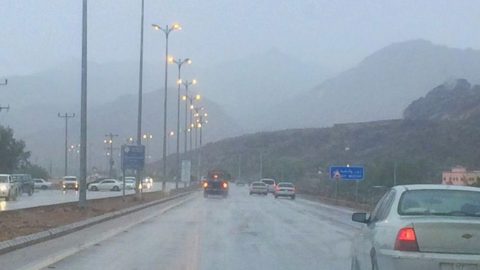 تحذير لمستخدمي الطرق والمواطنين من عاصفة ترابية وأمطار طوال الأسبوع بالسعودية