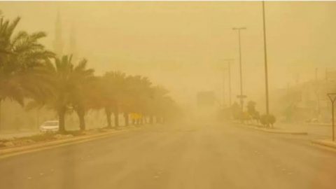 تحذير للدفاع المدني السعودي من انخفاض الرؤية في الرياض حتى الخميس