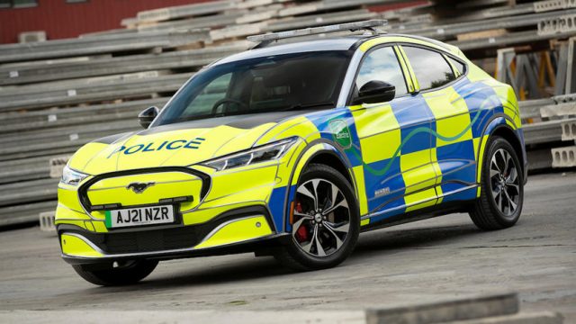 الشرطة البريطانية ستستخدم قريباً سيارات فورد موستانج Mach-E كهربائية