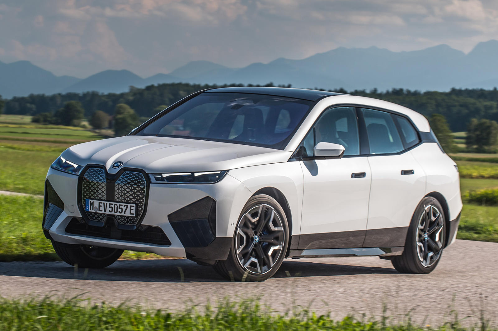تجار BMW ليسوا متأكدين من كيفية بيع السيارات الكهربائية