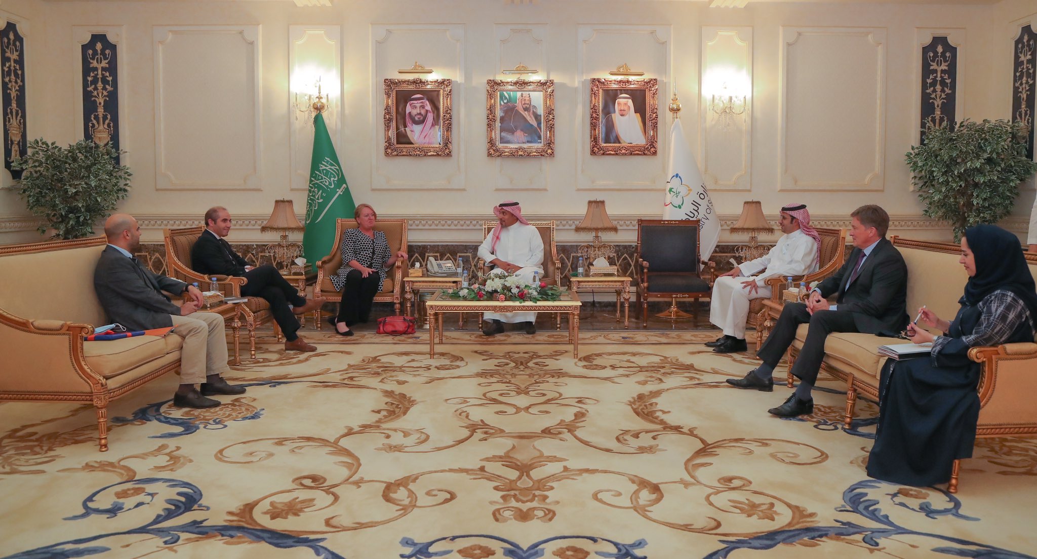 لقاء رئيس الاتحاد السعودي للسيارات وسفيرة هولندا ومناقشة استضافة فورمولا 1