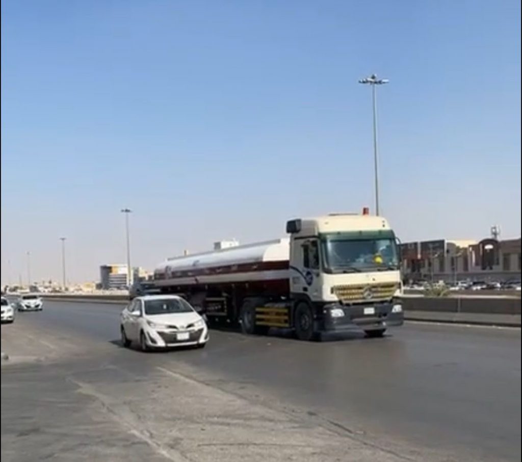 ضبط سائق شاحنة في السعودية لتوقفه وسط الطريق العام