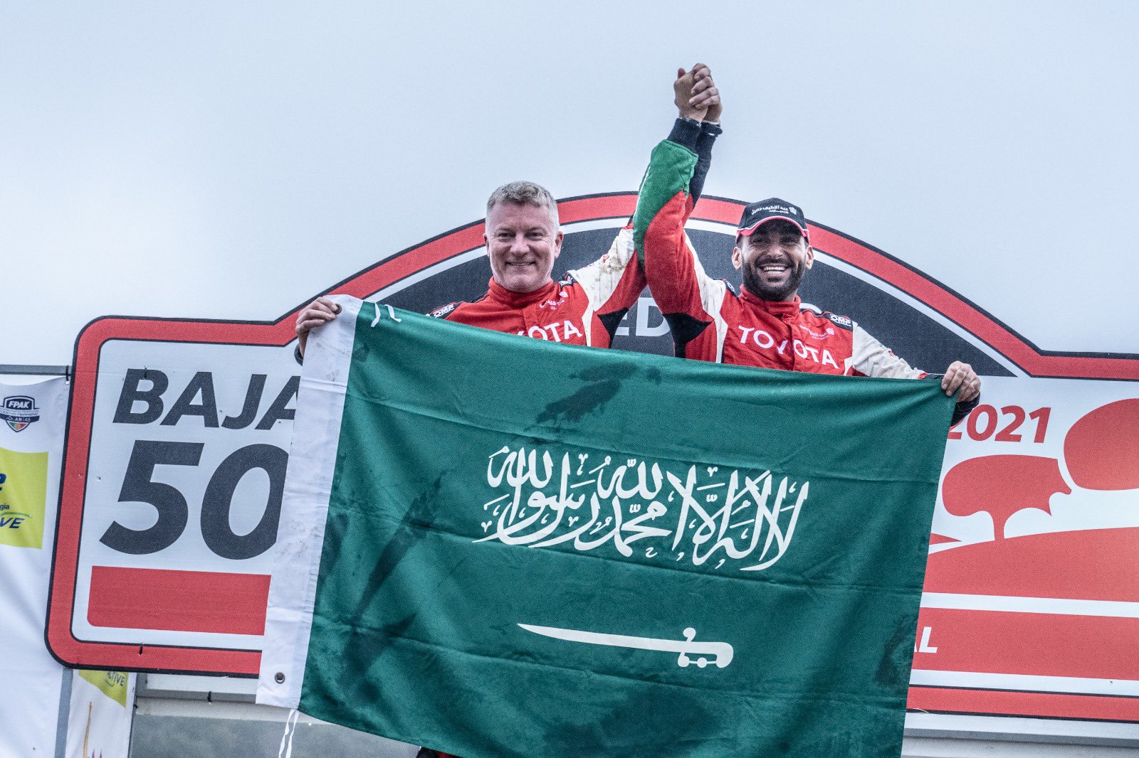 يزيد الراجحي يفوز ببطولة كأس العالم للراليات الصحراوية باها