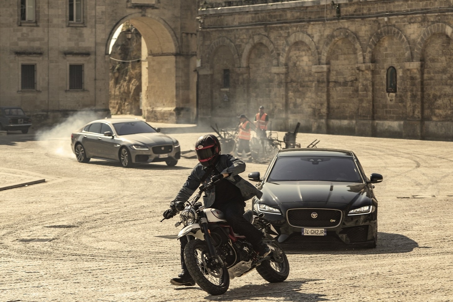 جاكوار XF تظهر لأول مرة في فيلم جيمس بوند الجديد