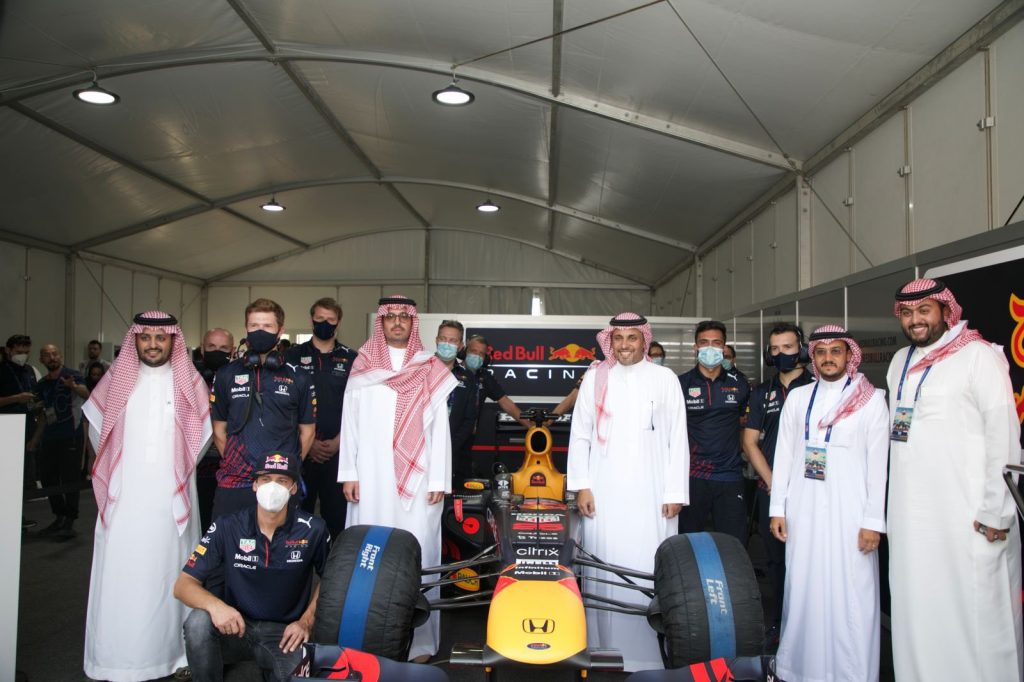 بالصور .. العروض الحية لفريق ريد بل ريسينغ على كورنيش جدة