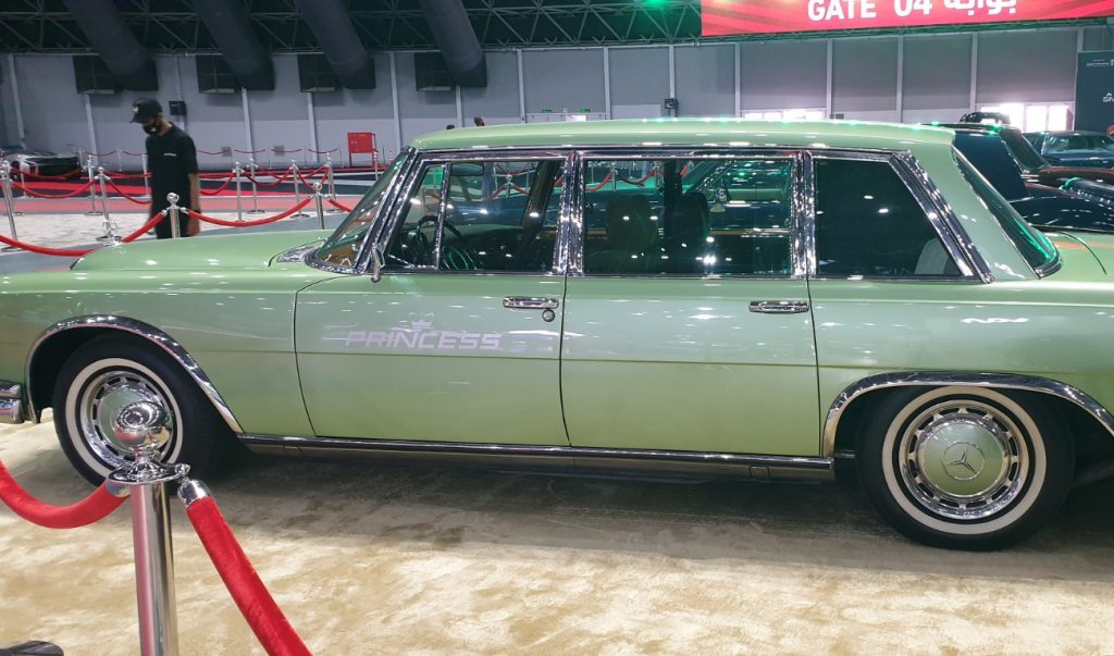 معرض جدة قدم حشد من السيارات الكلاسيكية بعضهم لملوك راحلين