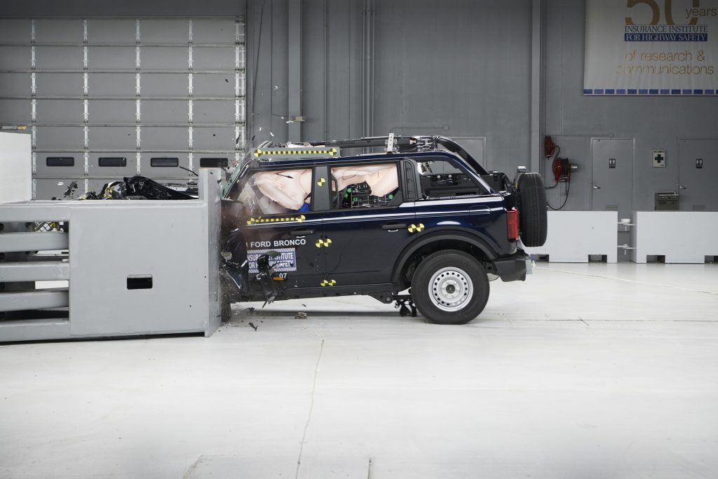 فيديو : فورد برونكو الجديدة تخفق في اختبارات الأمان بسبب المصابيح الأمامية ومساند الرأس