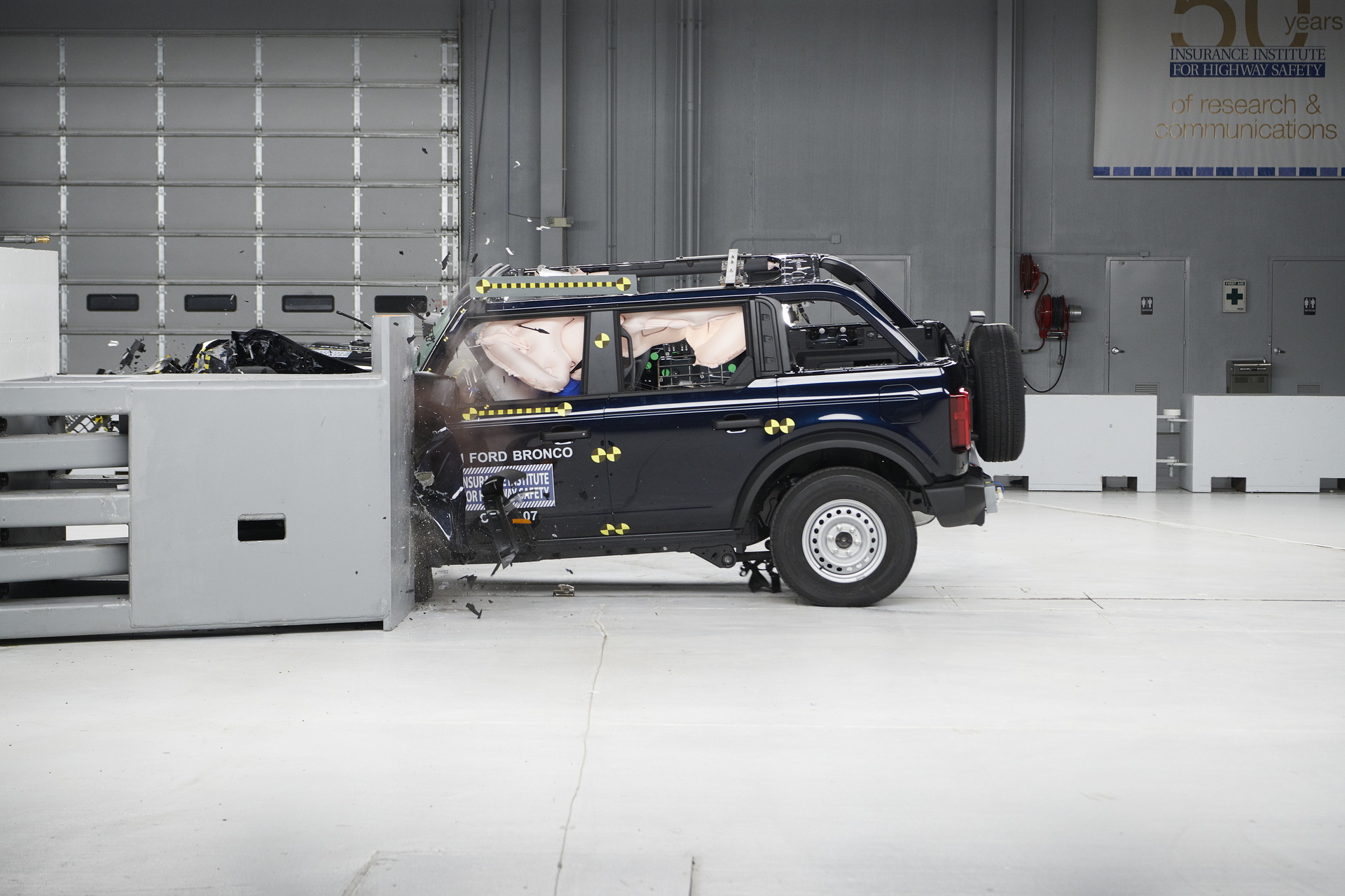 فيديو : فورد برونكو الجديدة تخفق في اختبارات الأمان بسبب المصابيح الأمامية ومساند الرأس