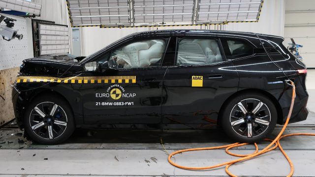 فيديو : سيارة BMW iX تحقق تصنيف أمان من فئة الخمس نجوم