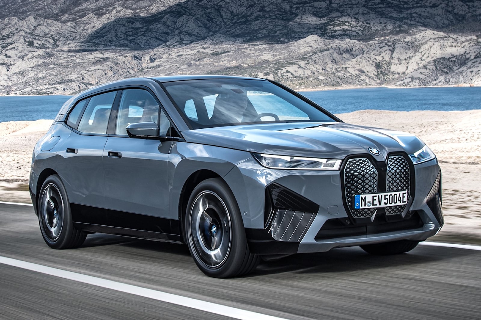 رسميًا: إعلان أرقام مدي قيادة BMW i4 و iX