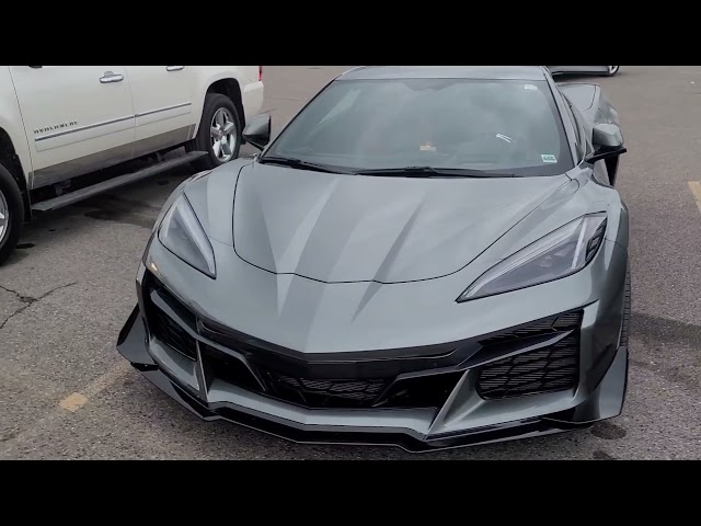 فيديو يرصد شيفروليه كورفيت Z06 في ساحة انتظار عامة